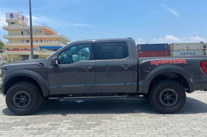 Xe đi kèm với hệ thống ống xả thể thao, cho âm thanh đặc biệt ở nhiều chế độ như Sport và Baja (chạy cát). Tham khảo giá bán tại thị trường Mỹ, Ford F-150 Raptor 2022 có giá bán khởi điểm 68.675 USD (khoảng 1,56 tỷ đồng).