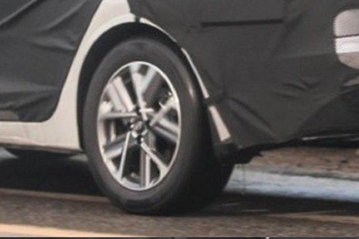 Đặc biệt, Hyundai Accent 2023 nhiều khả năng sẽ được trang bị cả hệ thống hỗ trợ lái nâng cao Hyundai SmartSense, bao gồm những tính năng như hệ thống kiểm soát hành trình thích ứng, hệ thống hỗ trợ giữ làn đường, hệ thống cảnh báo va chạm phía trước, cảnh báo phương tiện cắt ngang khi lùi và hệ thống cảnh báo điểm mù.