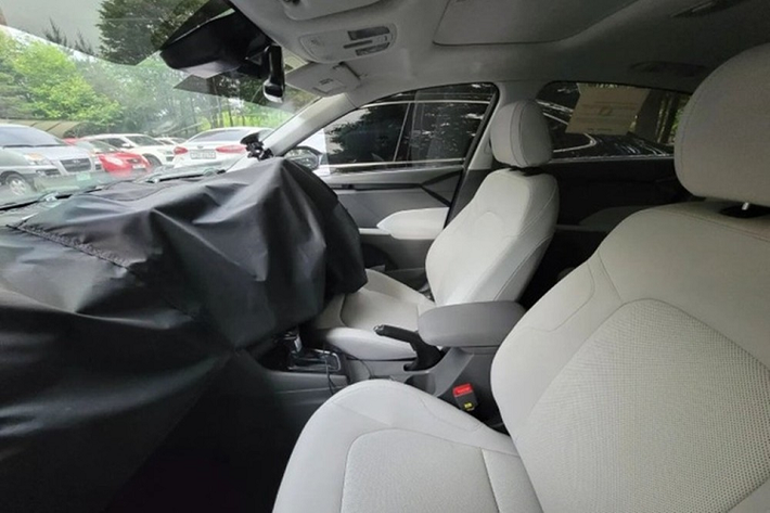 Đáng tiếc là xe vẫn dùng phanh tay chỉnh cơ trong khi những đối thủ Toyota Vios 2023 đã được nâng cấp lên phanh tay điện tử. Bù lại, xe có thể sẽ có thêm những tính năng mới như bảng đồng hồ kỹ thuật số, hệ thống âm thanh Bose và màn hình cảm ứng trung tâm 10,25 inch. Thêm vào đó là ghế trước có tính năng làm mát, sạc điện thoại thông minh không dây, mở cửa không cần chìa khóa và cửa sổ trời.