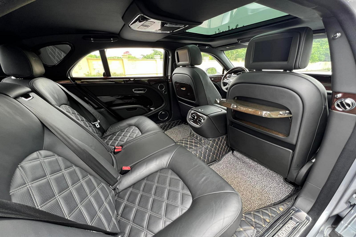 Bentley và Rolls-Royce luôn tập trung sự xa hoa cũng như đẳng cấp nhất bên trong khoang lái và nội thất của xe siêu sang Mulsanne Le Mans Edition cũng là thứ giúp xe trở nên khác biệt. Đầu tiên là dòng chữ Le Mans Edition trên bậc cửa như khẳng định đây là 1 trong 48 chiếc xe Bentley Mulsanne Le Mans Edition được sản xuất dành riêng cho thị trường Bắc Mỹ. Tiếp đến cũng là dòng chữ trên nhưng được thêu dập nổi trên tựa đầu ghế ngồi của xe.