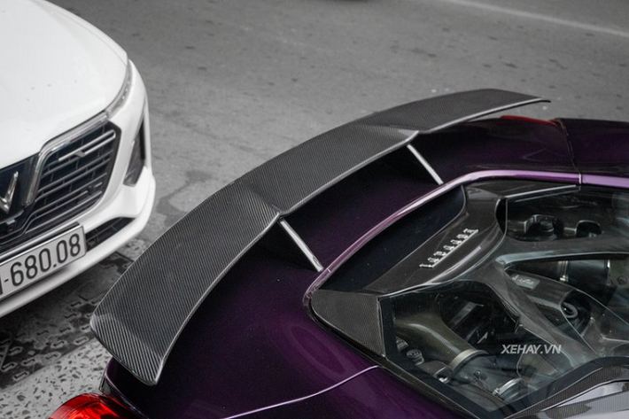 Theo công bố từ nhà sản xuất, Ferrari 488 Spider có thể tăng tốc từ 0 - 200 km/h chỉ trong 8,7 giây trước khi cán tới tốc độ tối đa 325 km/h, trong khi bản Coupe chỉ mất 8,7 giây và có vận tốc cực đại là 330 km/h.