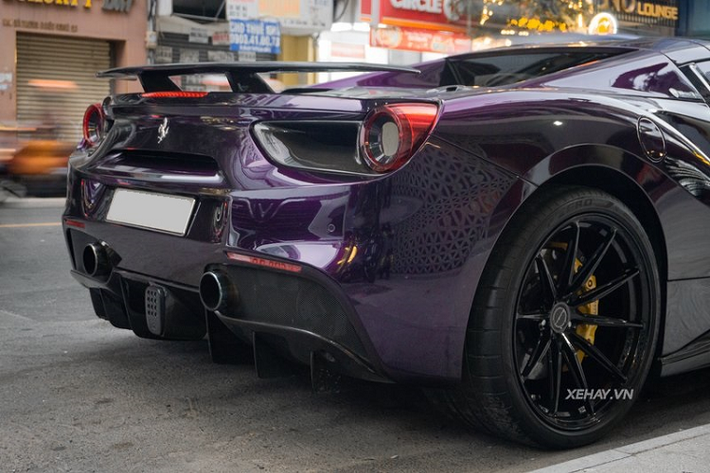 Về truyền động, hiệu suất của 488 Spider bị giảm một chút so với bản Coupe do trọng lượng 1.420kg - nặng hơn bản Coupe 50kg.