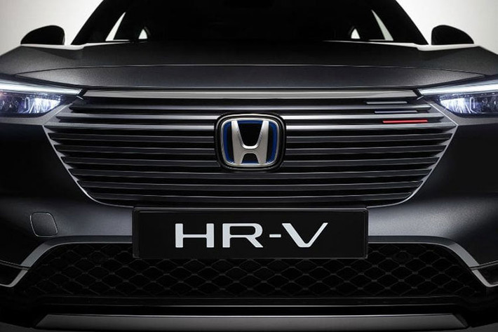 Thêm vào đó là hệ thống đèn LED từ trước ra sau, đèn báo rẽ tuần tự trên đầu xe và bộ vành hợp kim 18 inch sơn màu xám khói. Ngoài ra, chỉ có Honda HR-V RS 2022 mới được sơn màu đỏ Ignite Red phối với nóc đen tương phản.
