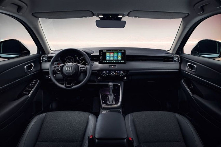 So với bản thường, Honda HR-V RS 2022 có một số đặc điểm nhận dạng như lưới tản nhiệt mạ crôm thể thao, tích hợp logo màu đỏ trong khi cản trước/cản sau và nẹp xung quanh thân xe đều sơn màu đen hầm hố. Ở hốc gió trung tâm trên đầu xe còn có đường màu đỏ và nẹp mạ crôm làm điểm nhấn.