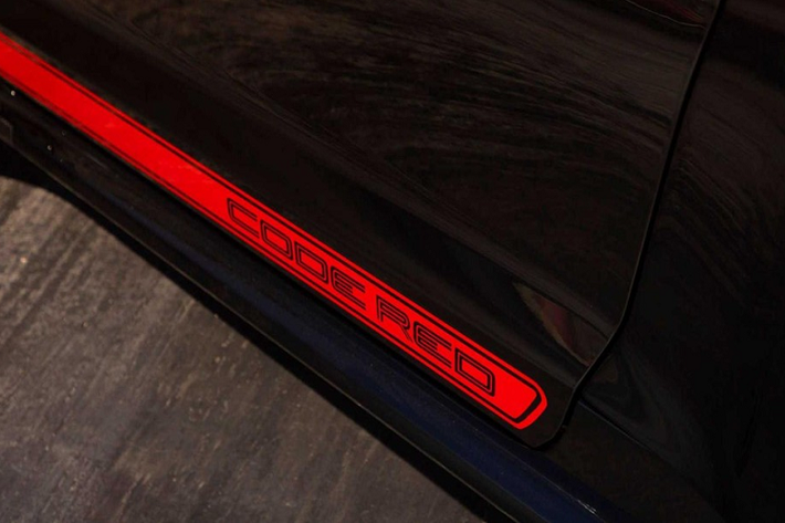 Ngoài những khác biệt về hình ảnh so với Shelby GT500 thông thường, phiên bản giới hạn Code Red còn được trang bị động cơ V8, dung tích 5.2 lít mạnh mẽ với các thành phần hiệu suất cao, được tăng cường bởi hệ thống tăng áp kép làm mát liên tục cao cấp, hệ thống nhiên liệu mới và hệ thống quản lý động cơ.