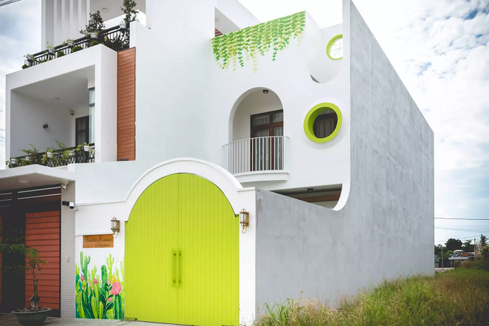 Green House - ngôi nhà màu xanh xây dựng dựa trên sở thích, cá tính của gia chủ. Công trình nằm trong khu quy hoạch dân cư của thành phố, kích thước chuẩn 5x20, 3 mặt giáp với các khu nhà lân cận, mặt chính nhìn ra đường. Kiến trúc sư chủ trì Đào Xuân Quang và nhóm cộng sự đã xây dựng nhà với kích thước mặt bằng sử dụng 5x13,6m, sân trước để ô tô. Cách thiết kế như vậy giúp nhà lấy tối đa ánh sáng vào mặt trước nhà. Tổng diện tích sử dụng sau khi hoàn thiện là 134,8m2. Chi phí khoảng 2 tỷ đồng.