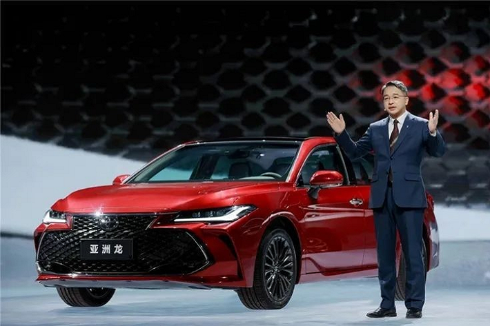 Năm ngoái, hãng Toyota đã chính thức công bố sẽ "khai tử" dòng sedan tiệm cận xe sang Avalon tại thị trường Mỹ sau phiên bản 2022. Trong khi đó, ở thị trường Trung Quốc, mẫu xe này vẫn "sống dai" và còn được bổ sung phiên bản mới. Sự kiện ra mắt Toyota Avalon 2022 mới đã được tổ chức tại Trung Quốc vào tối ngày 30/3. Theo đó, xe vẫn được chia thành 9 bản trang bị, giá xe Toyota Avalon 2022 dao động từ 199.800 - 279.800 Nhân dân tệ (khoảng 699 - 979 triệu đồng).
