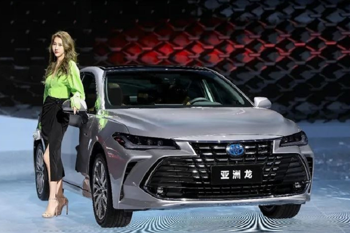 Nằm bên dưới nắp ca-pô của Toyota Avalon 2022 tại Trung Quốc là 3 tùy chọn động cơ. Đầu tiên là khối động cơ xăng 4 xi-lanh, dung tích 2.0L với công suất tối đa 178 mã lực và mô-men xoắn cực đại 210 Nm. Sức mạnh động cơ được truyền tới bánh thông qua hộp số biến thiên vô cấp CVT. Tùy chọn động cơ thứ hai của Toyota Avalon 2022 là máy xăng 4 xi-lanh, dung tích 2.5L, sản sinh công suất tối đa 209 mã lực và mô-men xoắn cực đại 250 Nm