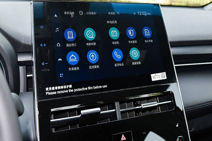 Bên trong Toyota Avalon 2022 là không gian nội thất được thay đổi đáng kể so với trước. Cụ thể, hãng Toyota đã loại bỏ khá nhiều nút bấm cơ học bên trong mẫu sedan cỡ trung này để chuyển sang dạng cảm ứng hiện đại hơn. Trước mặt người lái là bảng đồng hồ mới với màn hình LCD toàn phần có kích thước tăng từ 7 inch lên 12,3 inch. Trong khi đó, màn hình thông tin giải trí của xe được nâng cấp từ loại 9 inch cũ lên 10,1 inch mới.