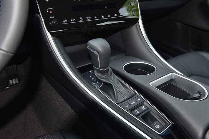 Chưa hết, Toyota Avalon 2022 tại Trung Quốc còn được bổ sung màn hình hiển thị thông tin kính lái HUD, sạc điện thoại thông minh không dây và cổng USB Type C thay cho loại Type A truyền thống. Không chỉ tiện nghi hơn, Toyota Avalon 2022 tại Trung Quốc còn được trang bị 10 túi khí và gói công nghệ an toàn chủ động Toyota Safety Sense phiên bản 2.5 mới. Nhờ đó, xe có thêm những tính năng như giữ làn đường và tự động vượt, mang đến cảm giác nhàn nhã hơn cho người lái.
