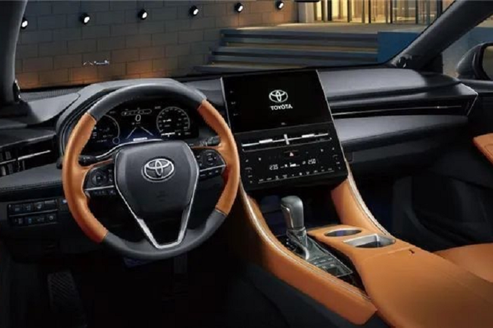 Ngoài ra, Toyota Avalon 2022 còn có dải đèn LED định vị ban ngày hình chữ "L" mới nằm bên trong đèn pha. Trong khi đó, đèn sương mù nhỏ vẫn được tích hợp bên trong lưới tản nhiệt như trước. Hai khe gió nằm dọc ở hai bên lưới tản nhiệt cũng được giữ lại trên xe.