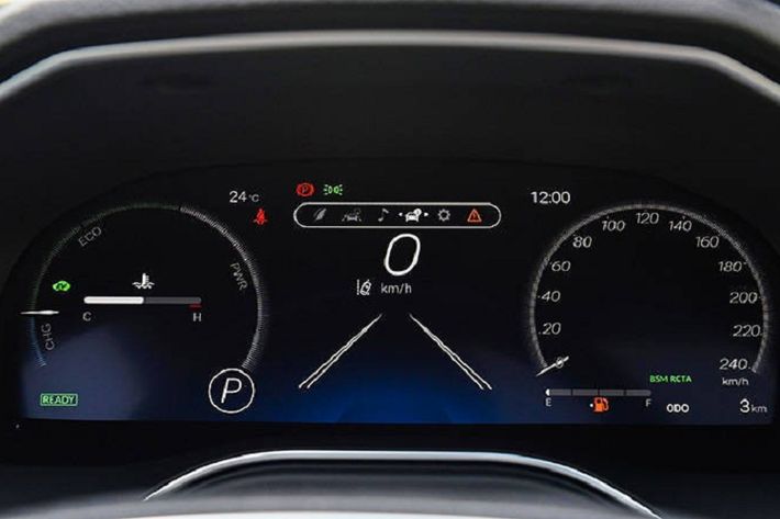 Ở bên sườn, Toyota Avalon 2022 được bổ sung 3 loại vành la-zăng mới. Trong khi đó, thiết kế đằng sau của xe không có gì mới. Ngay cả kích thước của xe cũng gần như không thay đổi, trừ chiều dài tăng 15 mm lên 4.975 mm.