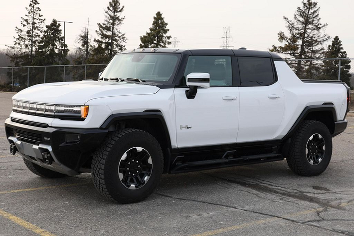 Điểm “đắt giá” trên GMC Hummer EV Edition 1 2022 nằm ở hệ truyền động. Cụ thể, chiếc bán tải thuần điện được trang bị 3 motor điện sản sinh công suất kết hợp khoảng 1.000 mã lực và mô-men xoắn cực đại 15.592 Nm. Đi kèm với động cơ này là hệ dẫn động 4 bánh giúp xe chỉ mất 3 giây để đạt vận tốc 96 km/h khi sử dụng tính năng Launch control “Watts to Freedom”.