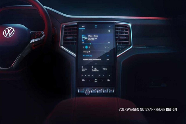 Tuy nhiên, cửa gió điều hòa của Volkswagen Amarok 2023 có thiết kế khác so với Ford Ranger. Ngay bên dưới màn hình trung tâm của Volkswagen Amarok 2023 còn có nút đề nổ và một dãy nút bấm cơ học khác.
