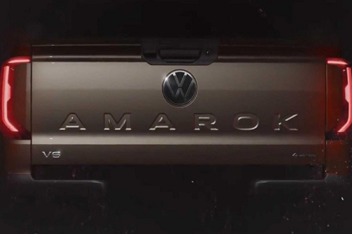 Theo thông tin từ trước đó, Volkswagen Amarok 2023 sẽ được chia thành 4 phiên bản, bao gồm tiêu chuẩn, Life and Style, Panamericana và Aventura. Trong đó, Panamericana sẽ là phiên bản tập trung vào khả năng chạy off-road, trái ngược với Aventura. Có vẻ như chiếc xe màu xanh trong hình ảnh do hãng Volkswagen tung ra thuộc phiên bản Panamericana. Chiếc màu bạc còn lại thuộc phiên bản Aventura và có thiết kế sang trọng hơn.