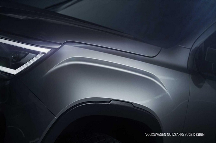 Chưa hết, Volkswagen Amarok 2023 còn có đường dập gân nổi bật ngay trên chắn bùn trước và bộ vành hợp kim 6 chấu kép sơn 2 màu khỏe khoắn. Vành la-zăng của xe sẽ có đường kính dao động từ 17 - 21 inch, tùy theo phiên bản. Trong khi đó, ở phía sau, mẫu xe bán tải Đức này được trang bị cụm đèn hậu nằm dọc hình chữ "C" và cửa thùng sau dập dòng chữ "Amarok" cỡ lớn.