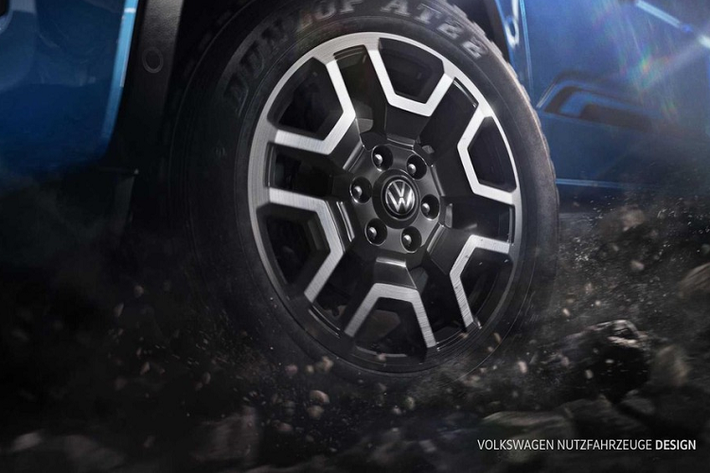 Bên trong Volkswagen Amarok 2023 xuất hiện màn hình thông tin giải trí nằm dọc với kích thước 12 inch tương tự Ford Ranger mới. Màn hình này cũng nằm giữa 2 cửa gió điều hòa trung tâm như Ford Ranger và phục vụ hệ thống thông tin giải trí SYNC 4.