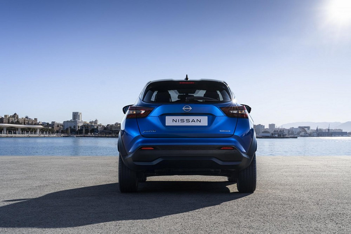 Tại Việt Nam, Nissan Juke cũng từng được phân phối chính hãng nhưng không thành công vì giá bán quá cao, lên đến 1,06 tỷ đồng. Vào năm 2017, mẫu SUV cỡ B này đã biến mất khỏi Việt Nam.
