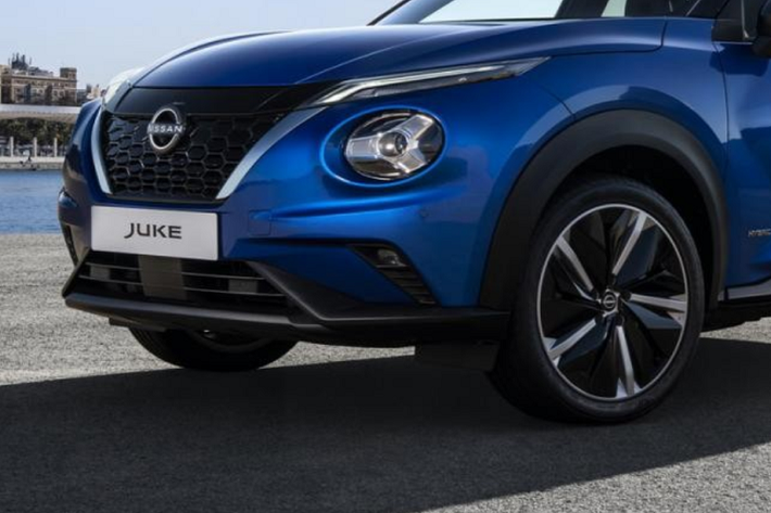 Ngoài động cơ, Nissan Juke Hybrid 2022 còn có một số điểm mới trong thiết kế ngoại thất như lưới tản nhiệt có thể đóng/mở chủ động. Lưới tản nhiệt với mắt lưới hình tổ ong đen bóng này đi kèm logo mới của hãng Nissan. Trong khi đó, trên cửa trước và cửa cốp đều có logo "Hybrid" như dấu hiệu nhận biết.