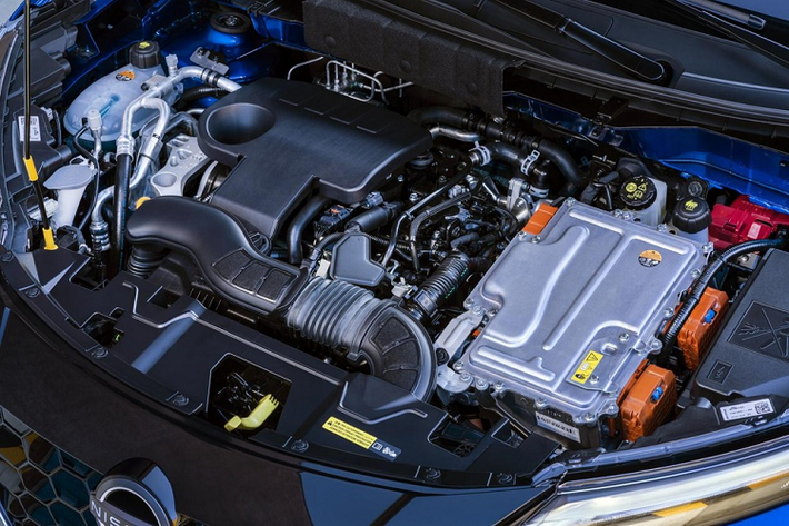 Dự kiến có mặt trên thị trường vào mùa hè năm nay, mẫu xe SUV Nissan Juke Hybrid 2022 được trang bị hệ truyền động E-Tech do Nissan và Renault phát triển. Đây cũng là hệ truyền động hiện đang được dùng cho Renault Clio và Captur.