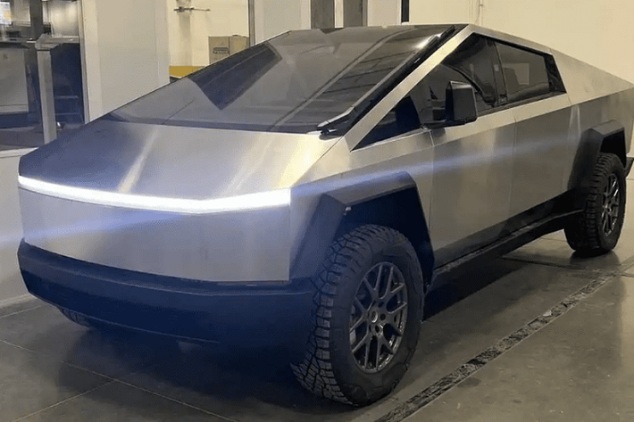 Tesla Cybertruck chạy điện ra đời cách đây hơn 2 năm, và sau nhiều lần trì hoãn thời gian sản xuất, nhà sản xuất xe Mỹ dự tính sẽ đưa xe vào sản xuất vào đầu năm 2023. Tuy nhiên, những người hâm mộ có thể sẽ có cơ hội được thấy phiên bản sản xuất của Cybertruck ngay trong năm nay. Bằng chứng là xuất hiện đoạn video ghi cảnh nguyên mẫu Cybertruck.