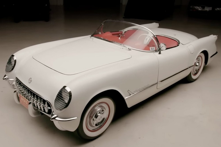 Từ giá khởi điểm 69.695 USD (tương đương 1,6 tỷ đồng), Chevrolet Corvette Stingray Convertible là một ví dụ hoàn hảo cho loại xe mui trần gốc Mỹ hoàn toàn. Với công suất 495 mã lực và 637 Nm mô-men xoắn cực đại, nó là một mẫu xe nhanh đáng sợ mà có chi phí “phải chăng” khi so với những siêu xe chính thống, có khả năng gia tốc từ 0-96 km/h trong 2,9 giây và đạt tốc độ tối đa 310 km/h.