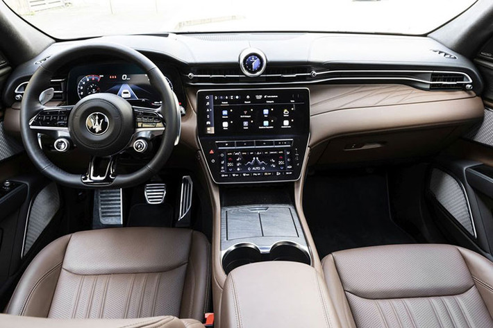 Maserati Grecale 2022 là sản phẩm có sự cân bằng giữa phong cách thể thao và sang trọng khá giống với “đàn anh” Levante, nhưng có kích thước nhỏ hơn. Xe sở hữu các thông số Dài x Rộng x Cao lần lượt là 4.859 x 1.979 x 1.659 mm, và chiều dài cơ sở 2.901 mm.