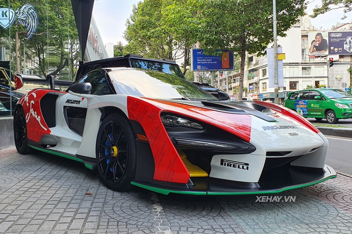Được đưa về nước từ khoảng tháng 3 năm nay thông qua một đại lý tư nhân, McLaren Senna thứ 2 tại Việt Nam rất "kín tiếng", tới bây giờ hypercar đắt đỏ này mới được lộ diện công khai trên phố.