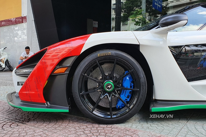 Hiện không rõ chủ nhân của chiếc Senna này là ai và xe có giá bao nhiêu, chỉ biết rằng cả thế giới chỉ có 500 chiếc McLaren Senna được xuất xưởng, ở nước ngoài, xe có giá từ khoảng 1 triệu USD (khoảng 23,2 tỷ đồng) chưa gồm các tùy chọn. Khi về Việt Nam giá xe được đồn đoán lên tới 50 tỷ đồng (chưa ra biển số).