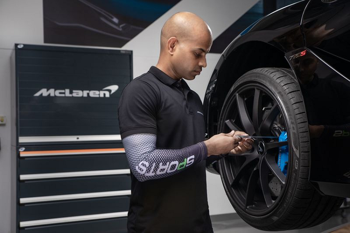 Phần mềm chuẩn đoán cũng là những phần mềm đặc thù có bản quyền từ McLaren Automotive. Hệ thống máy móc, thiết bị cũng đều được được nhập khẩu từ các nhà phân phối được chỉ định bởi hãng, việc xây dựng, sắp xếp và tổ chức xưởng dịch vụ cũng được theo sát và tuân theo những quy định nghiệm ngặt từ hãng.