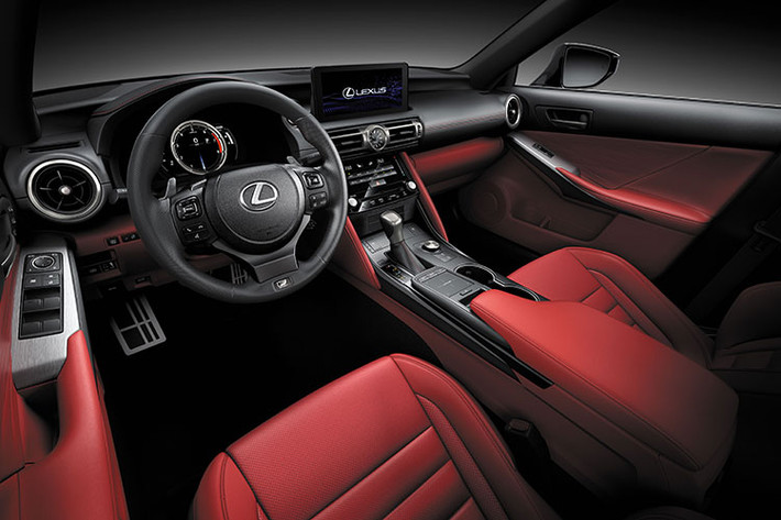 So với các mẫu xe RX “anh em”, biến thể F Sport có dáng vẻ năng động và cá tính hơn nhờ gói trang trí ngoại thất thể thao. Điểm nhận diện chính là lưới tản nhiệt F Sport dạng tổ ong mở rộng, sơn đen mờ và viền crôm. Ngoài ra, Lexus RX 300 F Sport còn nổi bật với hốc hút gió và ốp gương chiếu hậu sơn đen, đi cùng bộ mâm 20 inch.
