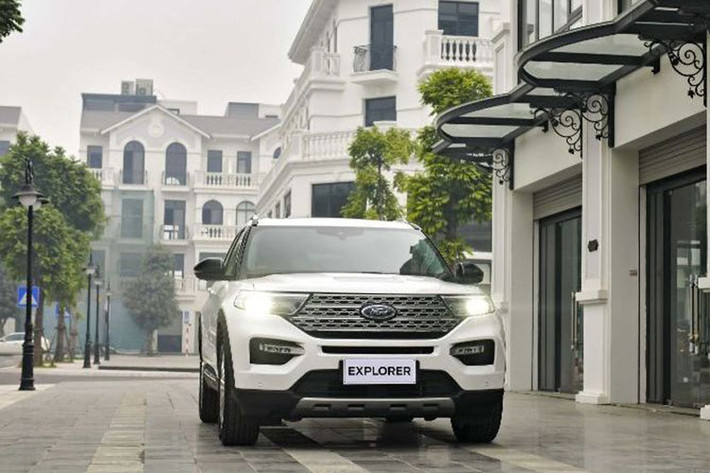 Tại thị trường Việt Nam, giá xe Ford Explorer 2022 là 2,366 tỷ đồng và cạnh tranh với các đối thủ như Volkswagen Teramont (2,349 tỷ đồng), Hyundai Palisade (khoảng 2,5 tỷ đồng) và Toyota Land Cruiser Prado (2,548 tỷ đồng). Ngoài ra, mẫu xe Mỹ sẽ đón nhận thêm 2 đối thủ mới trong năm nay là Kia Telluride và VinFast VF 9.
