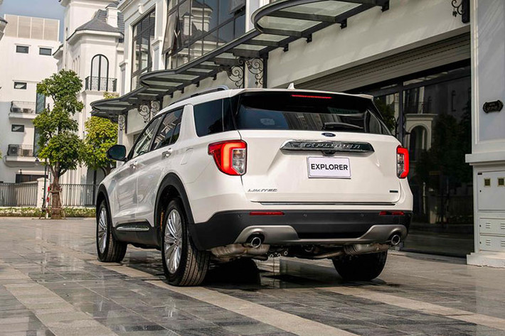 Ford Explorer 2022 mới sở hữu động cơ xăng tăng áp EcoBoost 2.3L được tăng thông số thành 301 mã lực và 431 Nm, cao hơn đời xe trước và bổ sung hệ thống 7 chế độ lái tùy chọn. Còn lại, xe vẫn có hộp số tự động 10 cấp và hệ dẫn động 4WD.