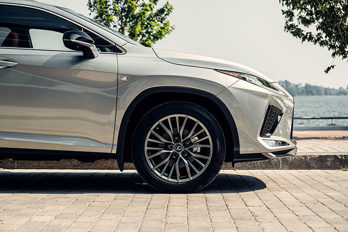 Tính năng vận hành của Lexus RX 300 F Sport được cải thiện với việc trang bị hệ thống treo thích ứng AVS và thanh cân bằng trước/sau. Trong khi đó, động cơ tăng áp 2.0L có sự tinh chỉnh để cho thông số nhỉnh hơn đôi chút với bản tiêu chuẩn, đạt công suất 235 mã lực và 350 Nm, kết hợp cùng hộp số tự động 6 cấp và 4 chế độ lái.