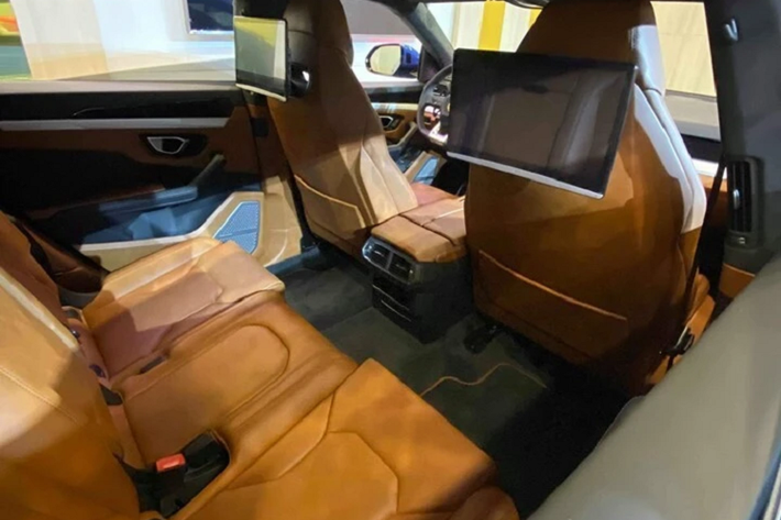 Điểm làm nên thành công của Lamborghini Urus đến từ nhiều yếu tố nhưng chắc chắn không thể bỏ qua được danh hiệu xe Lamborghini có thể đi được 4 đến 5 người, bò tót có khoang hành lý rộng rãi nhất và từng là quán quân của danh hiệu SUV nhanh nhất thế giới. Lamborghini Urus được trang bị động cơ xăng V8, tăng áp kép, dung tích 4.0 lít, sản sinh công suất tối đa 641 mã lực và mô-men xoắn cực đại 850 Nm.