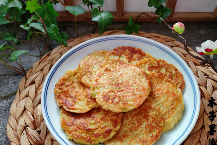 3. Bánh củ cải chiên Củ cải bào nhuyễn, trộn với bột mì, trứng, muối, hạt tiêu, nước, khuấy đều thành một hỗn hợp đặc sệt. Làm nóng chảo với một ít dầu, múc từng mui bột cho vào, chiên vàng đều 2 mặt là được.