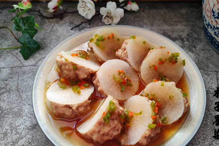 1. Củ cải hấp thịt Củ cải cắt lát mỏng, ướp với một chút muối trong 10 phút. Cho 300g thịt ba chỉ vào máy xay, thêm mộc nhĩ, hành lá, bột bắp, đường, muối, gia vị vào. Tiếp theo, kẹp thịt vào giữa 2 lát củ cải, cho vào xửng hấp chín.