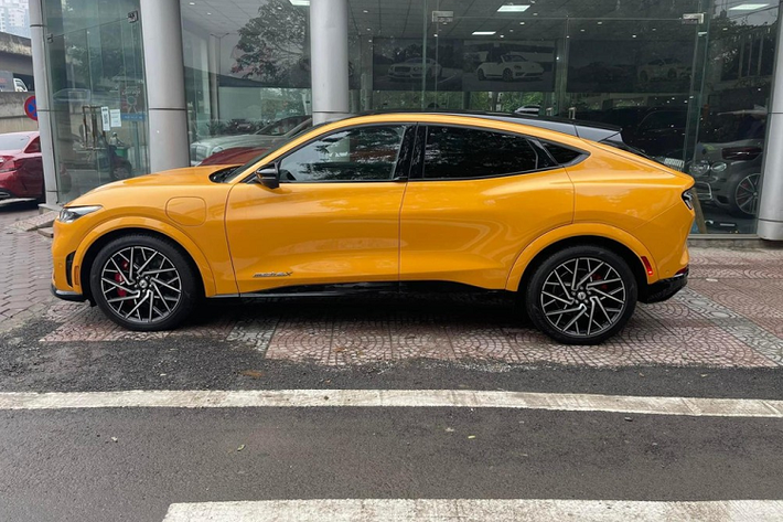 Dung tích khoang hành lý phía sau của Mustang Mach-E 2021 là 821 lít và sẽ tăng lên 1.687 lít khi gập hàng ghế thứ hai xuống. Bên trong khoang lái xe SUV điện Ford Mustang Mach-E GT đầu tiên về Việt Nam đang được rao bán trên 4,6 tỷ đồng có ghế ngồi bọc da Sensico kết hợp với vải Premium Black Onyx hoặc Space Gray.