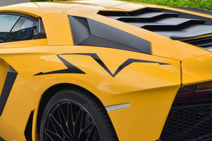 Cung cấp sức mạnh cho Lamborghini Aventador SV Coupe tại Việt Nam là khối động cơ nạp khí tự nhiên V12 6.5L sản sinh công suất 750 mã lực và mô-men xoắn cực đại 690 Nm, giúp siêu xe chạy nước rút từ 0 - 100 km/h chỉ trong 2,7 giây trước khi cán vận tốc tối đa 350 km/h.=