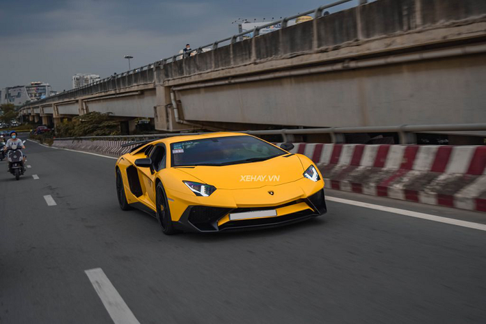 Tại Việt Nam, số lượng siêu xe Lamborghini Aventador SV hiện chỉ có 4, chia đều cho cả 2 bản Coupe và Roaster. Chiếc trong bài thuộc bản Coupe và là chiếc mới về Việt Nam cách đây không lâu. Thuộc dạng cực hiếm tại Việt Nam, do đó mỗi lần xuất hiện trên đường phố, Aventador SV Coupe đều thu hút sự chú ý đông đảo từ phía người đi đường.