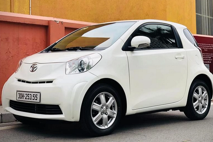 Sở hữu thiết kế mềm mại và kích thước nhỏ nhắn, Toyota iQ cỡ nhỏ chắc chắn là một mẫu xe lý tưởng dành cho các chị em, các mợ mua về đi chợ. Tuy nhiên, việc chi ra gần 1 tỷ đồng để rước một chiếc Toyota iQ về nhà chỉ phù hợp dành cho khách hàng có điều kiện kinh tế khá giả và rất chịu chơi.
