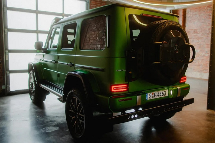 Bước vào bên trong Mercedes-AMG G63 4x4², người lái sẽ được chào đón bằng không gian nội thất sang trọng hơn nhờ hệ thống đèn viền bổ sung, chất liệu da Nappa và gương chiếu hậu kỹ thuật số. Ngoài ra, người mua có thể chọn màu chỉ khâu và các chất liệu cao cấp khác cho chiếc xe của mình.