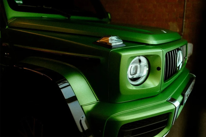 Tương tự Mercedes-Benz G500 4×4², Mercedes-AMG G63 4x4² cũng có một số thay đổi về thiết kế và trang bị so với bản thường. Theo đó, xe được bổ sung ốp cua lốp mở rộng và được làm bằng sợi carbon bền, nhẹ.