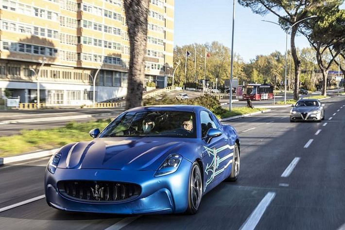 Sức mạnh này giúp mẫu coupe thể thao có thể tăng tốc 0-100 km/h dưới 3 giây, trước khi đạt tốc độ tối đa 305 km/h. Mặc dù nhà sản xuất không đưa ra bất kỳ số liệu dự đoán nào về phạm vi hoạt động, nhưng Francesco Tonon - người đứng đầu kế hoạch sản phẩm của Maserati, đã nói rằng phạm vi lái xe tối đa sau một lần sạc đầy sẽ làm “thỏa mãn mọi khách hàng”.