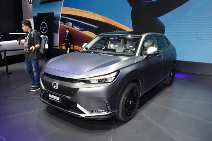 Do chưa có hình ảnh về nội thất của xe nên hiện tại chỉ có thể dự đoán Honda e:Ny1 hoàn toàn mới sẽ không có màn hình trung tâm lớn như hai phiên bản bán ra tại thị trường Trung Quốc. Dù vậy màn hình giải trí của xe có thể được thiết kế và bố trí nổi trên mặt táp-lô.