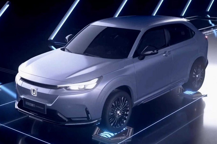 Cách đây không lâu, Honda vừa tung ra các hình ảnh đầu tiên về mẫu Crossover điện hoàn toàn mới cho hãng tại thị trường Châu Âu. Xe sẽ được phát triển dựa trên bản mẫu Honda e:Ny1 chạy điện, nhưng lại có ngoại hình khá giống với người anh em Honda HR-V trang bị máy xăng. Tuy nhiên, mẫu Crossover mới của Honda sẽ có kích thước lớn hơn HR-V khi được định vị ở phân khúc Crossover cỡ C.