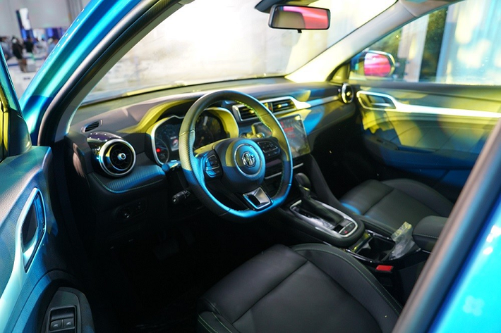 "Trái tim" của MG ZS Sports 2022 là khối động cơ xăng 4 xi-lanh, hút khí tự nhiên, dung tích 1.5L như bản thường. Động cơ này tạo ra công suất tối đa 120 mã lực và mô-men xoắn cực đại 150 Nm. Động cơ kết hợp với hộp số biến thiên vô cấp CVT.
