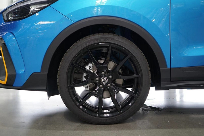 Bên trong xe, MG ZS Sports 2022 được trang bị nội thất bọc da màu đen với chỉ khâu màu xanh tương phản. Trong khi đó, trang bị của xe không có gì khác biệt so với bản thường. Cụ thể, xe đi kèm vô lăng tích hợp phím chức năng và màn hình thông tin giải trí 10 inch, nằm độc lập trên mặt táp-lô. Hệ thống thông tin giải trí của xe hỗ trợ tính năng ra lệnh bằng giọng nói dạng trợ lý ảo Venus.