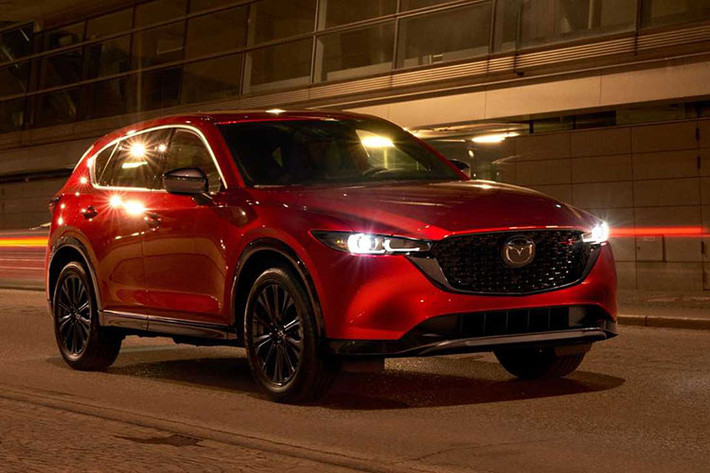 Không có nhiều thông tin hé lộ về Mazda CX-90 2023 khi những lớp ngụy trang đã làm quá tốt công việc của mình. Tuy nhiên theo các chuyên gia đánh giá, mẫu SUV 3 hàng ghế mới của hãng xe Nhật Bản có kích thước khá lớn, trông giống một chiếc CX-50 có kích thước ngoại cỡ.