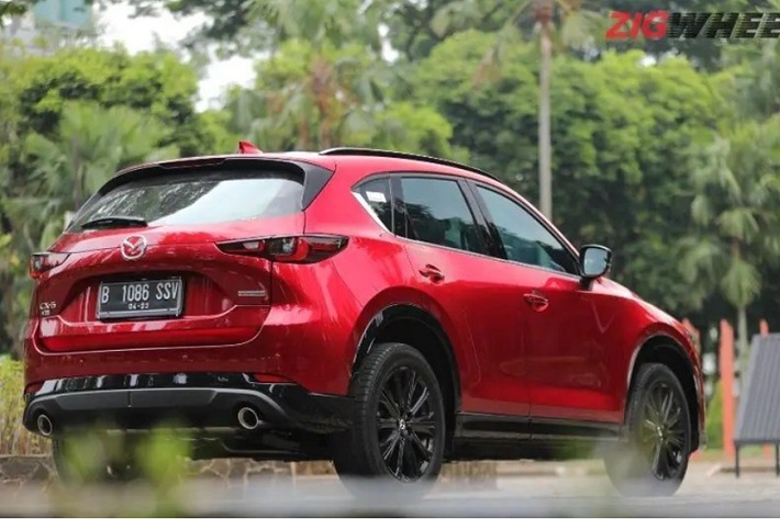Đằng sau, Mazda CX-5 2022 có thêm cụm đèn hậu LED mới với thiết kế tương tự đèn pha. Thêm vào đó là đèn phản quang nhỏ hơn, nằm cao hơn trước và cản sau mới. Riêng tem chữ nổi trên cửa cốp sau được áp dụng phông chữ mới của hãng Mazda, theo phong cách giống CX-30.